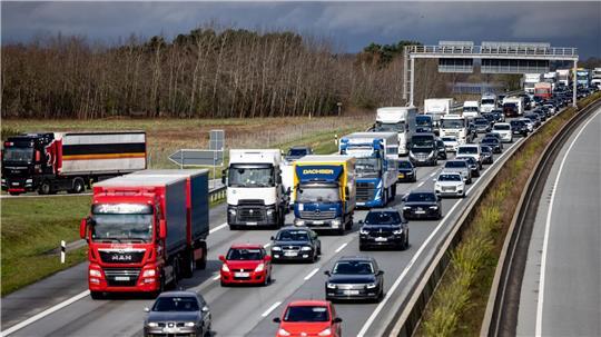 Herbstferien enden - ADAC erwartet lebhaften Verkehr Zum Ende der Herbstferien erwartet der ADAC Behinderungen auf den Autobahnen in Hamburg und Schleswig-Holstein. (Archivbild)