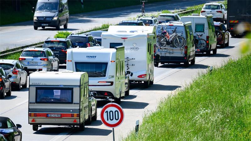 Zum Ferienbeginn warnt der ADAC vor Staus. (Archivbild)