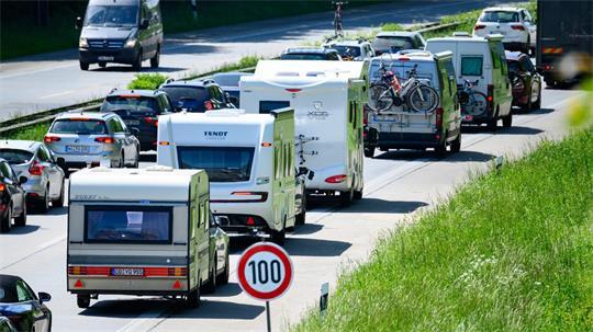 Zum Ferienbeginn warnt der ADAC vor Staus. (Archivbild)