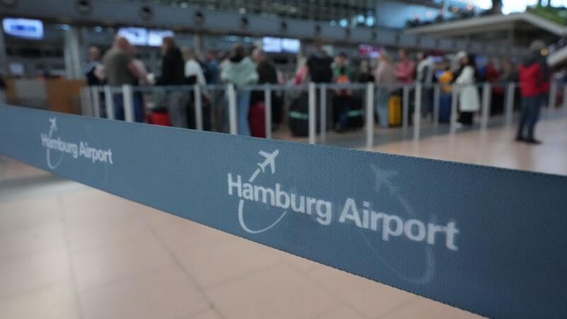 Ferienbeginn bringt vollen Flughafen und Autobahnen Zum Ferienstart läuft der Betrieb am Hamburger Flughafen reibungslos – auf A1 und A7 stehen Autofahrer im Stau. (Symbolbild)