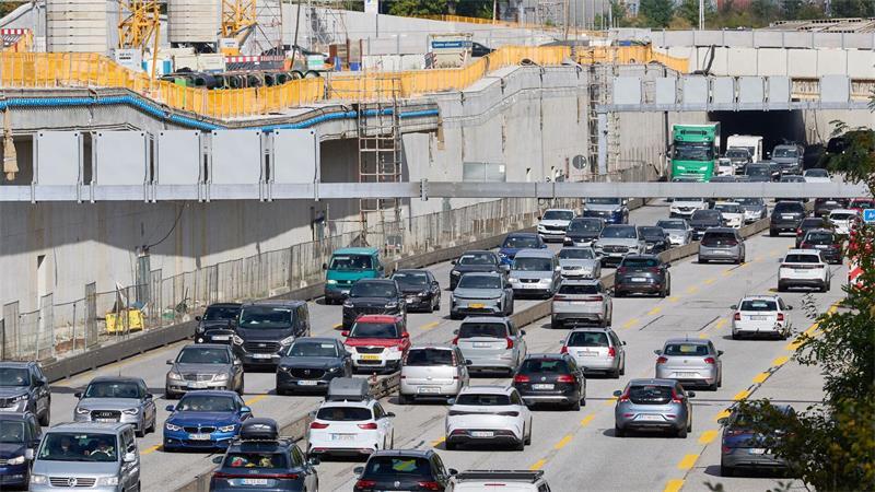 Zum Ferienstart werden volle Autobahnen erwartet. (Symbolbild)