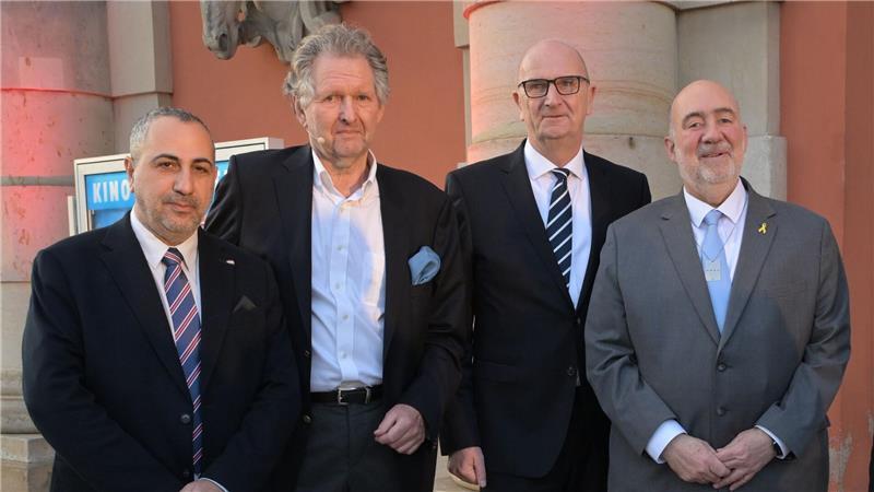 Günther Jauch pflegt Kontakt zu Holocaust-Überlebender Zum Festakt der Ausstellung kam auch der Botschafter des Staates Israel in Deutschland, Ron Prosor (rechts).