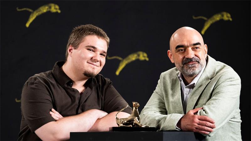 Zum Finale des 79. Internationalen Filmfestivals Locarno hat der Spielfilm „Nu e locul tau aici“ („Du gehörst nicht hierher“) von Regisseur Florin Serban (rechts) den Goldenen Leoparden gewonnen. Der rumänische Schauspieler Teodor Butanescu (l) erhielt zudem dafür eine „Special Mention“.