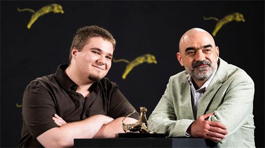 Zum Finale des 79. Internationalen Filmfestivals Locarno hat der Spielfilm „Nu e locul tau aici“ („Du gehörst nicht hierher“) von Regisseur Florin Serban (rechts) den Goldenen Leoparden gewonnen. Der rumänische Schauspieler Teodor Butanescu (l) erhielt zudem dafür eine „Special Mention“.