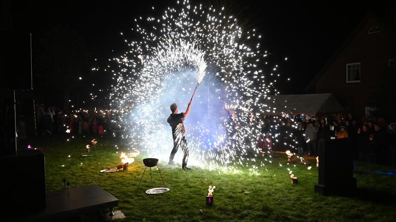 Zum Finale entzündet Chris Nebel am Sonnabend eine riesige „Wunderkerze“ auf dem Weihnachtsmarkt in Estebrügge.