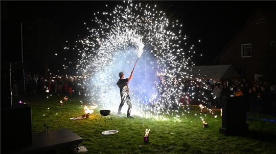 Zum Finale entzündet Chris Nebel am Sonnabend eine riesige „Wunderkerze“ auf dem Weihnachtsmarkt in Estebrügge.