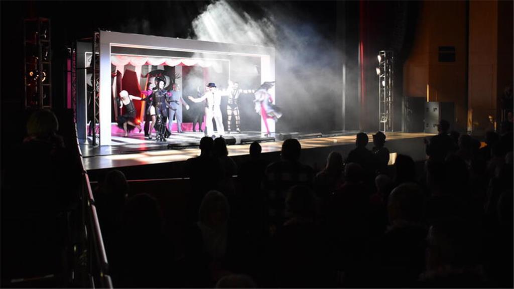 Zum Finale gibt es für das Ensemble vom Theater für Niedersachsen stehende Ovati...