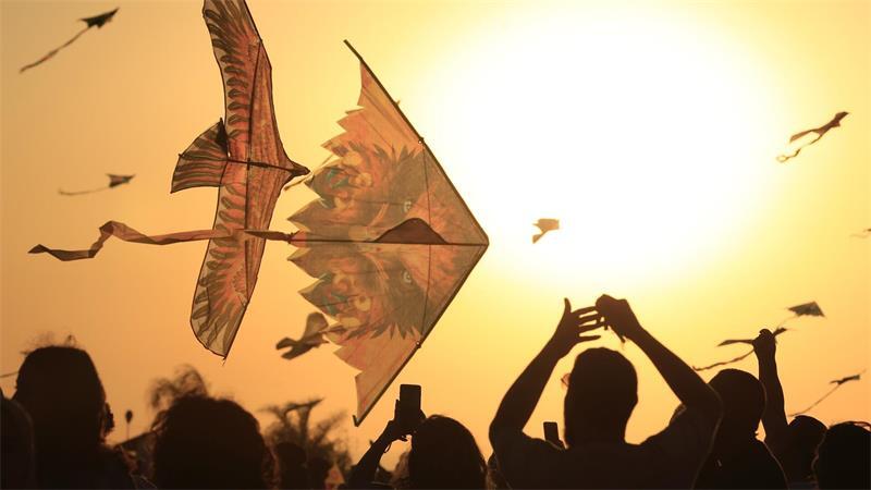 Zum Fischen, für die Wissenschaft, zu religiösen Festen oder aus Freude: Drachen werden bis heute aus den unterschiedlichsten Gründen steigen gelassen