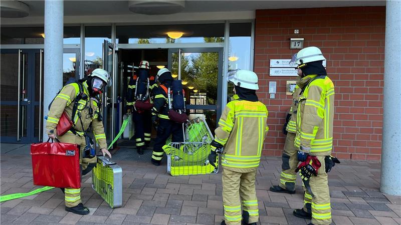 Großalarm für Stader Feuerwehr: BBS in Flammen - Schwerer Unfall Zum Glück nur eine Übung: An den Berufsbildenden Schulen in Stade probte die Feuerwehr am Donnerstagabend den Ernstfall.