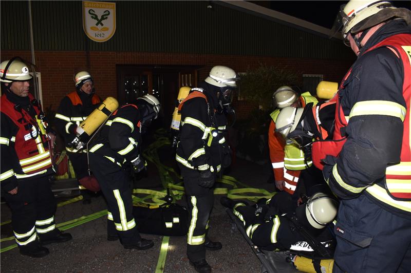 Zum Glück nur eine Übung: Feuerwehrleute haben bei einem Feuer im Schießstand in Estebrügge einen verletzten Kameraden gerettet. Foto Vasel