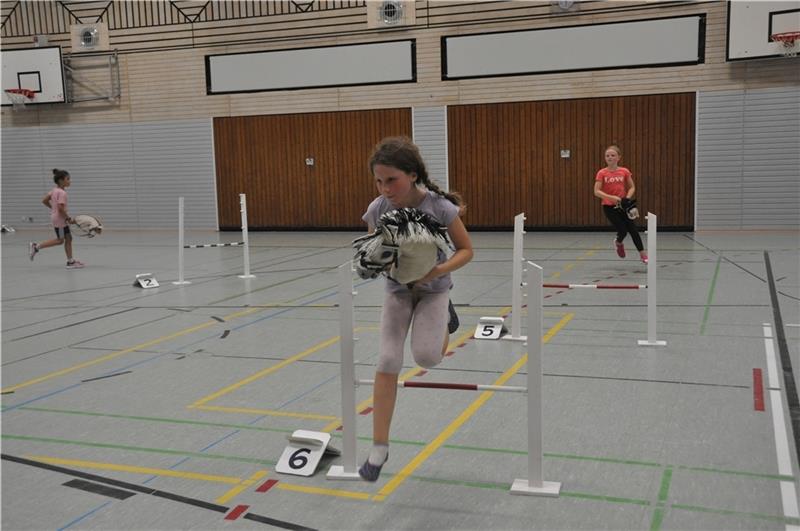 „Hobby Horsing“: Steckenpferd-Trendsport in Steinkirchen angekommen Zum „Hobby Horsing“ gehört auch das Springen über Hindernisse. Fotos: Felsch