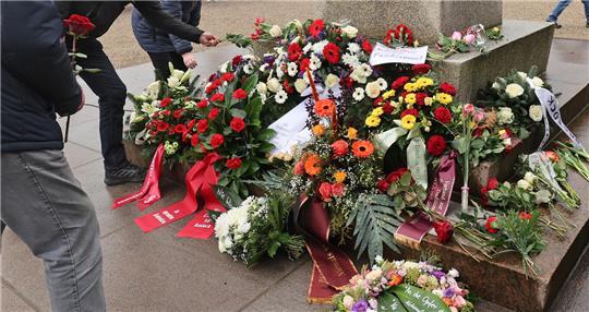 Zum Holocaust-Gedenktag wurden vielerorts Kränze niedergelegt. (Symbolbild)