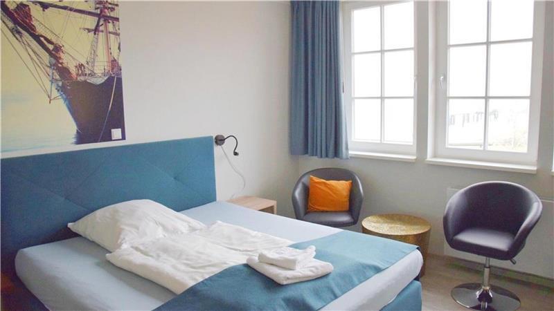 Zum Hotel des Hauses gehören zehn Doppel- und ein Familienzimmer. Alle Stockwerke sind über einen Fahrstuhl erreichbar. 