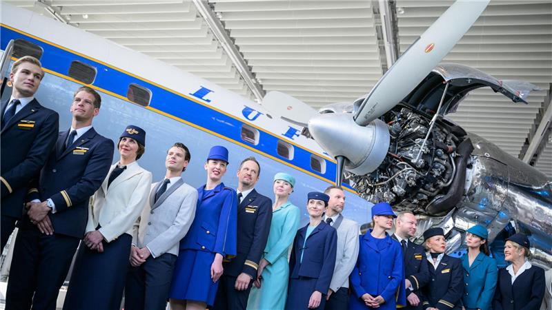 Zum Jubiläum angetreten: Die historischen Uniformen zeigen den Wandel der Moden in der Luftfahrt.