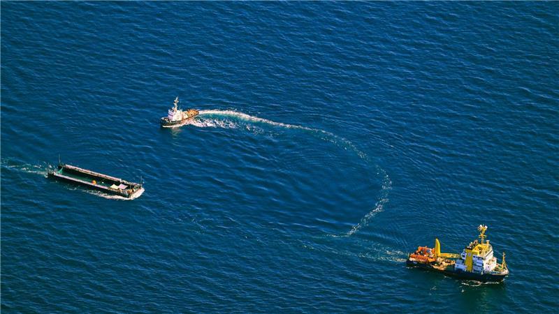 Zum Konvoi zählten zwei große Schiffe: Das Mehrzweckschiff „Fortuna B“ (rechts) und der Schlepper „Robin Hood“ (oben) sowie der Lastkahn, auch Barge genannt (links).