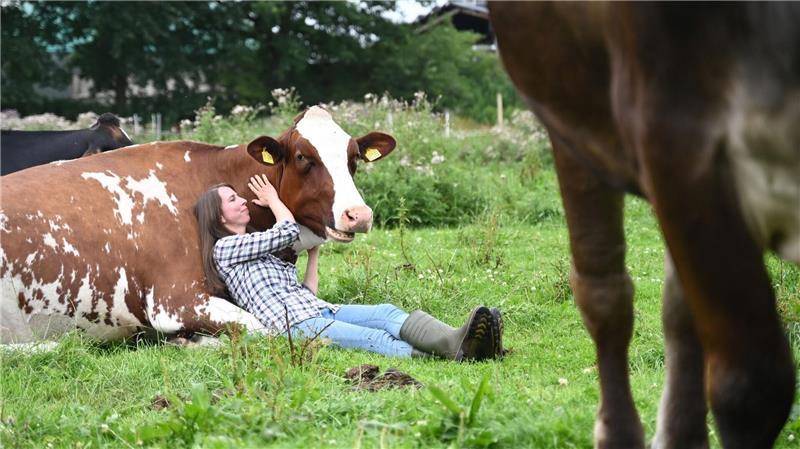 Zum Kuh-Kuscheln kommt laut Laura Morschett der Querschnitt der Gesellschaft.