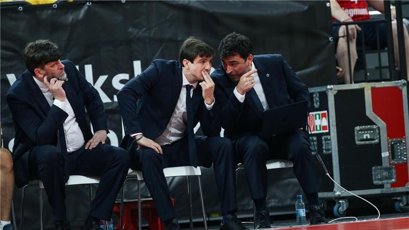 Berlins Meister-Märchen: „Alba-Milch“ schlägt Geld und Stars Zum Meister gecoacht: Alba-Trainer Pedro Calles (M).