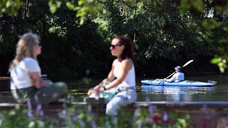 Zum Monatsende zeigt sich der Sommer noch einmal von seiner schönen Seite. (Symbolbild)