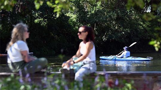 Zum Monatsende zeigt sich der Sommer noch einmal von seiner schönen Seite. (Symbolbild)