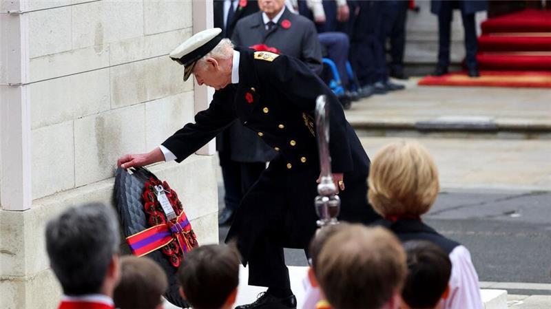 Kate kehrt nach Chemotherapie auf öffentliche Bühne zurück Zum National Service of Remembrance gehören ein zweiminütiges Gedenken in Stille und Kranzniederlegungen durch Royals und Vertreter der Regierung. Hier König Charles III. in Aktion.