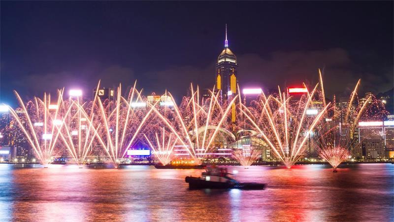 Zum Nationalfeiertag der Volksrepublik China gibt es Feuerwerk über dem Victoria Harbour in Hongkong.