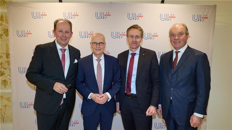 Zum Neujahrsempfang der UVNord im Hotel „Atlantic“ haben sich in der Mitte der Gruppe die Regierungschefs Tschentscher und Günther eingefunden. 