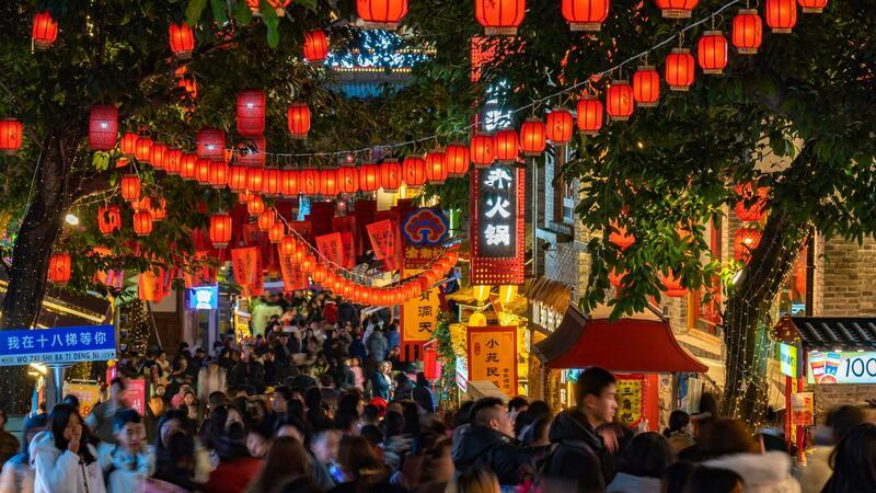 Zum Neujahrsfest sind die Straßen in den chinesischen Städten und Dörfern festlich geschmückt.