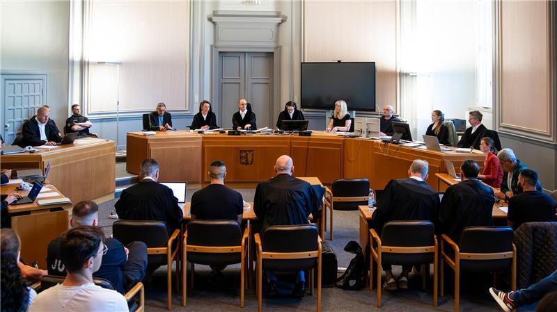 Prozess um günstige Gebrauchtwagen aus Dänemark Zum Prozessauftakt gab es keine Einlassungen der vier Angeklagten.