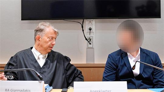 Zum Prozessauftakt hatte Ioanni V. (r), der zuletzt in Luxemburg wohnte, Fragen zur Person auf Griechisch beantwortet. (Archiv)