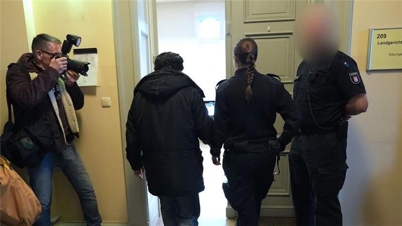 Zum Prozessauftakt schweigt der Angeklagte zu den Vorwürfen der Staatsanwaltschaft.