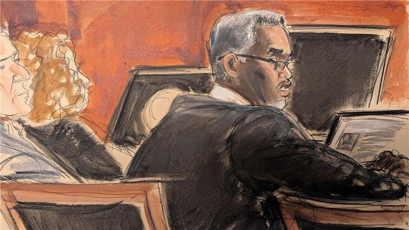 Zum Prozessauftakt trug Sean Combs eine Lesebrille und schlichte Kleidung, nachdem der Richter ihm zuvor ausdrücklich genehmigt hatte, nicht in Gefängniskleidung erscheinen zu müssen.