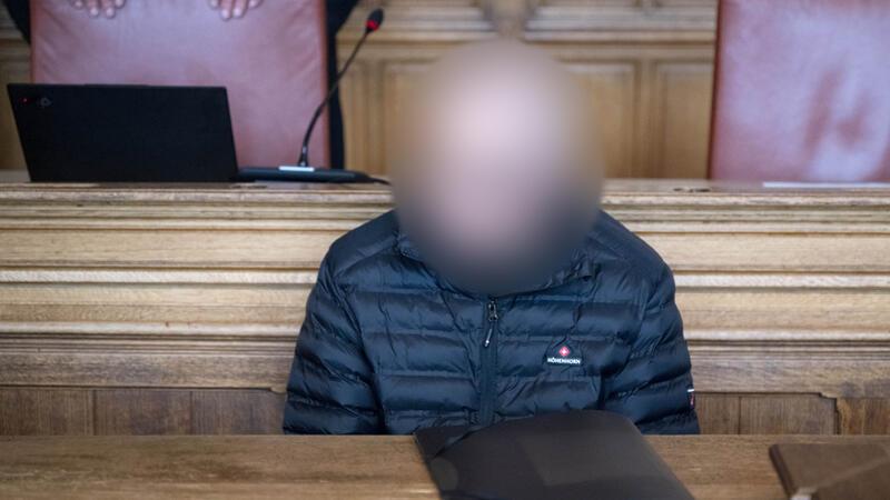 „Ich wollte, dass er schnell stirbt“: Vater tötet Sohn (7) mit Küchenmesser Zum Prozessauftakt war es schwer, den Angaben des Angeklagten inhaltlich zu folgen. Er redete ohne roten Faden.