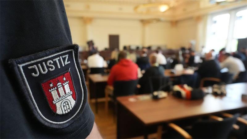 Zum Prozessbeginn wurde die Anklage verlesen.