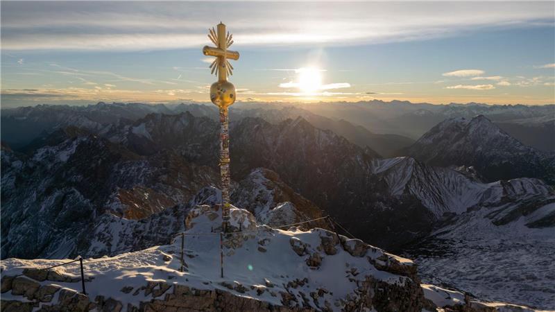 Zum Saisonstart auf der Zugspitze am 28. November soll das Kreuz wieder an seinem Platz auf dem Gipfel sein.
