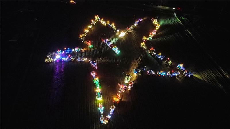 Zum Schluss der Lichterfahrt bilden die Trecker einen Stern.