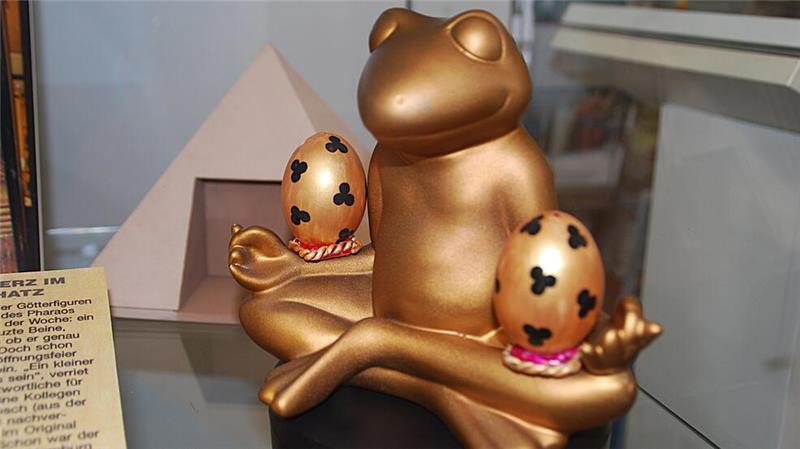Zum Schmunzeln: Der Yoga-Frosch zeigt Eier.