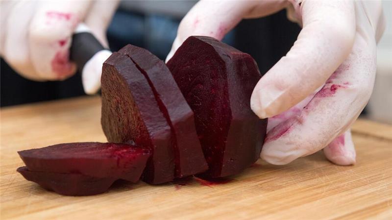 Zum Schneiden von Roter Bete empfiehlt es sich Handschuhe zu tragen, denn der rote Farbstoff hält sich hartnäckig an den Händen.