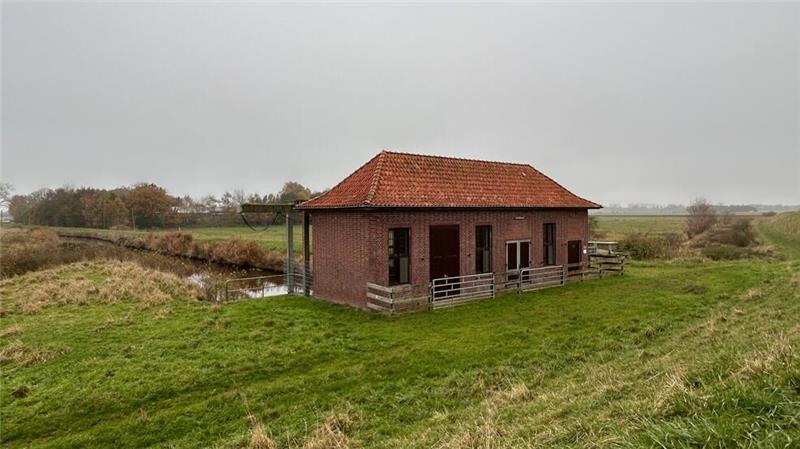 Neues Oste-Schöpfwerk in Betrieb: Warum sich der Start verzögert hat Zum Schöpfwerk am Horsterbeck führt ein unbefestigter Wirtschaftsweg, am Deichfuß gibt es keinen Deichverteidigungsweg. Das macht nicht nur hier die Planung der Deichbauarbeiten zwischen B73 und Burgbeck-Kanal kompliziert.