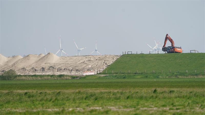 Klimakrise fordert Küstenschutz – Wasserbauer im Einsatz Zum Schutz vor dem steigendem Meeresspiegel werden Klimadeiche gebaut. (Archivbild)