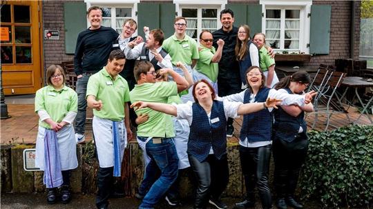 Zum Schwarzwälder Hirsch - eine außergewöhnliche Küchencrew ist mit Tim Mälzer und André Dietz im TV zu sehen. Foto: RTL / Thomas Niedermüller