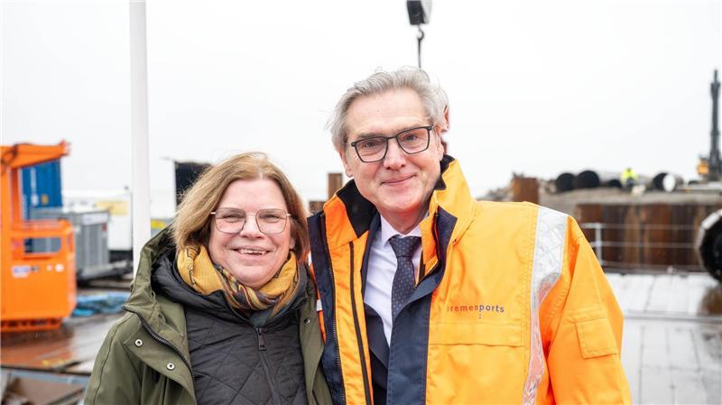 Zum Start der Bauarbeiten für die neue Nordmole waren Bremens Senatorin für Wirtschaft und Häfen, Kristina Vogt (Linke), und der Geschäftsführer von Bremenports, Robert Howe, an der Baustelle. 
