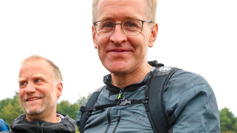 Günther bei Edelkrebs-Artenschutzprojekt im Kieswerk Zum Start der letzten Wanderetappe auf der 80-Kilometer-Tour durch Schleswig-Holstein Naturparke gibt Ministerpräsident Günther bedrohten Edelkrebsen eine helfende Hand.