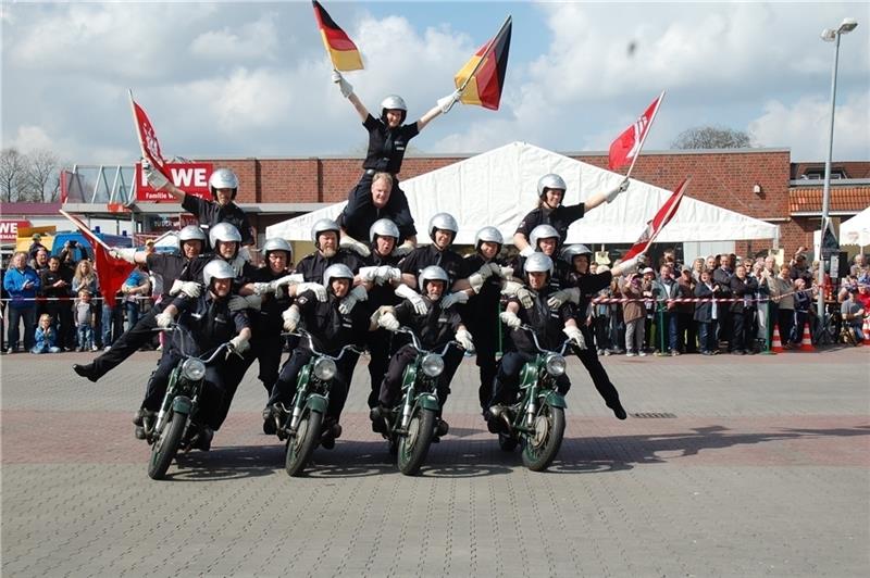 Zum Tag des Motorradfahrers zeigt die Polizeistaffel Hamburg während des Blütenfestes in Drochtersen Akrobatik-Show