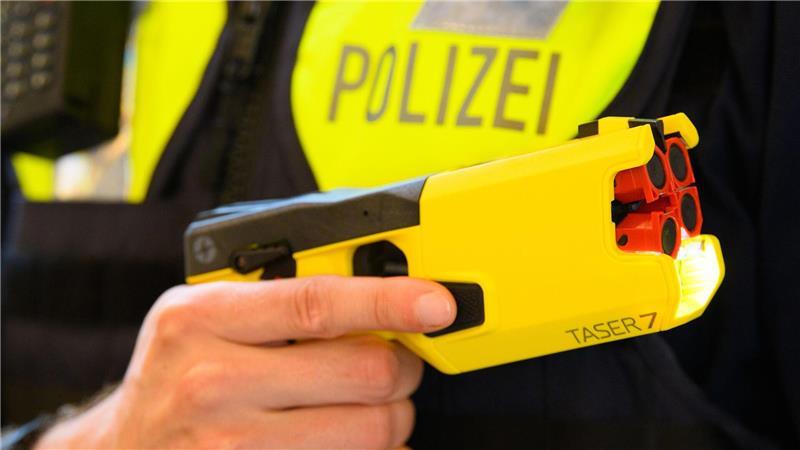 Fragen und Antworten zu tödlichen Polizeischüssen Zum Thema Taser für die Polizei gibt es unterschiedliche Bewertungen. (Archivbild)