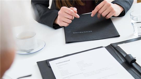 Zum Themendienst-Bericht vom 19. Januar 2021: Gut vorbereitet sein: Ihre Selbstpräsentation für ein Vorstellungsgespräch sollten Bewerberinnen und Bewerber am besten mehrfach proben.