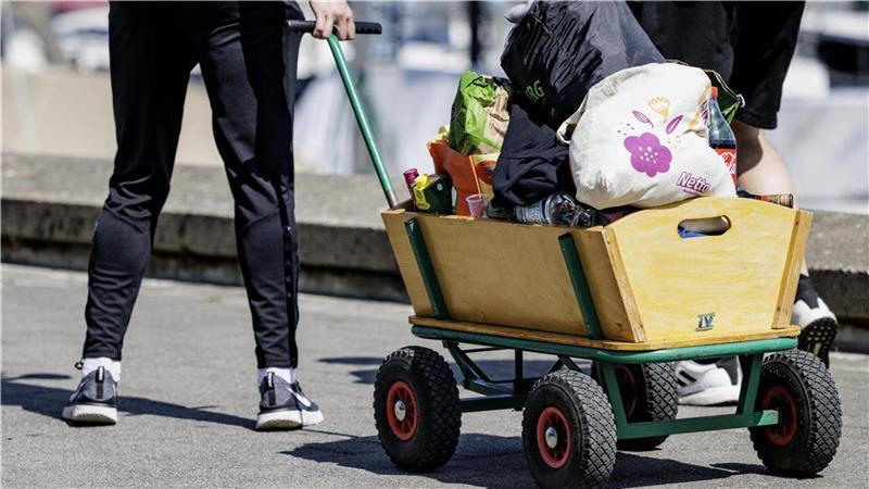 Zum Vatertag gehört der Bollerwagen einfach dazu. Mit ihm kommt automatisch der hohe Alkoholspiegel.