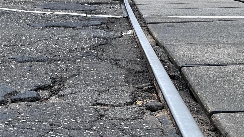 Zum Vergleich: Der Asphalt im Januar 2026. Es zeigen sich tiefe Löcher.