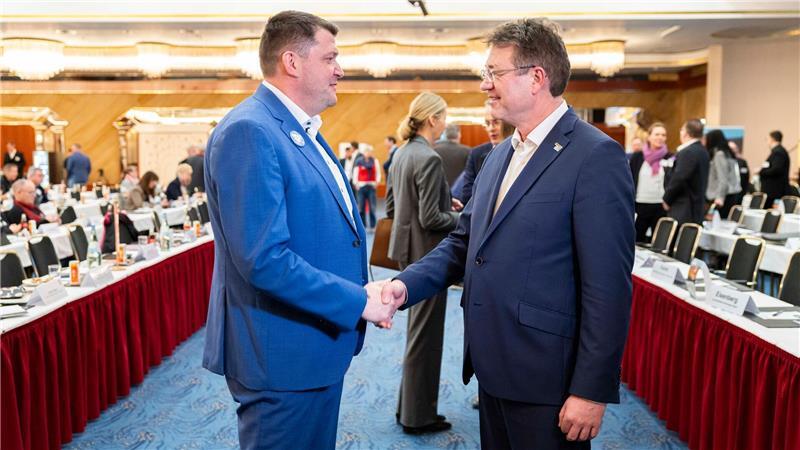 Zum Verhandlungsauftakt Anfang Februar in Hannover begrüßten sich die Verhandlungsführer Oliver Heinrich (IG BCE, links) und Matthias Bürk (BAVC) per Handschlag. (Archivbild)