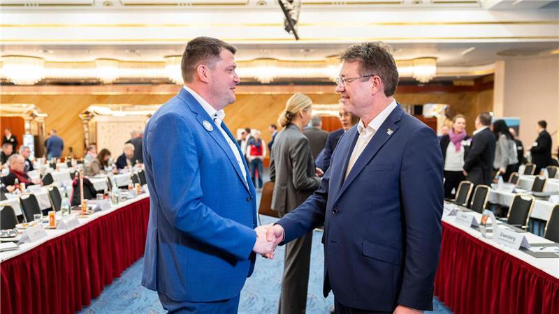 Zum Verhandlungsauftakt begrüßen sich die Verhandlungsführer Oliver Heinrich (IG BCE, links) und Matthias Bürk (BAVC) per Handschlag. 