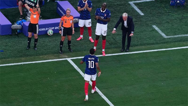 Frankreichs Deschamps: (Welt-)Meister der Menschenführung Zum Verneigen: Deschamps mit Kylian Mbappé. (Archivbild)